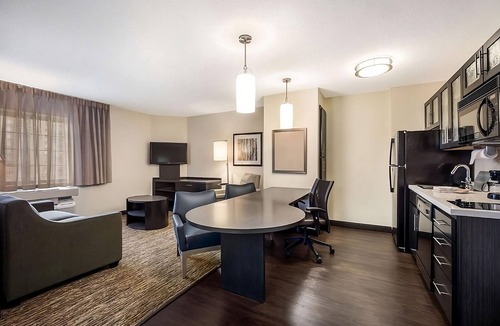 Libertyville House | Relax at 3 Affordable Suites w/Kitchen & Friendly Staff – Ideal for Families
