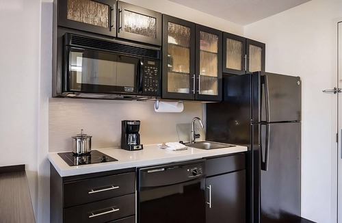 Libertyville House | Relax at 3 Affordable Suites w/Kitchen & Friendly Staff – Ideal for Families