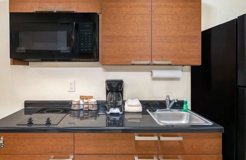 Brookings Hotel | Relax & Explore Brookings – Queen Bed w/Recliner and Full Kitchen Included