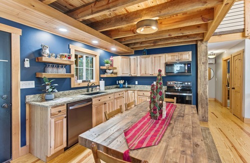Berkeley Springs Cabin | 🕶️RELAX Here🪴WOW it’s STUNNING🌺PREMIER HOST🌟5 STAR Cabin🪵Close to TOWN🌙Hot Tub
