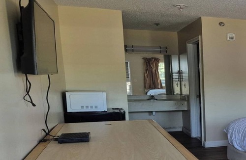 Chickamauga Hotel | Relax in a Clean King Room Near Historical Chickamauga Sites