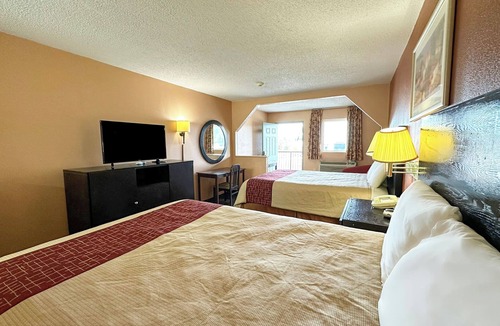 Mount Berry Hotel | Relax in Spacious Queen Room Near Intramural Fields + Private Parking Included
