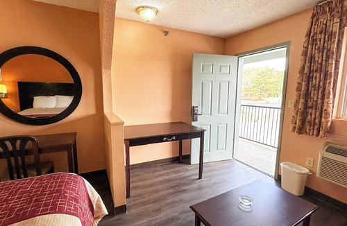 Mount Berry Hotel | Relax in Spacious Queen Room Near Intramural Fields + Private Parking Included
