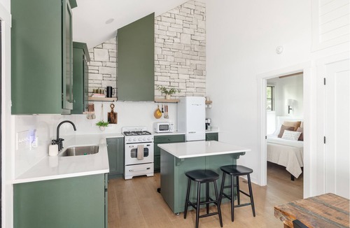 Tracy City Cottage | Relax & unwind where mother nature meets modern nature at a LITTLE GREEN COTTAGE