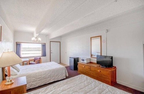 Osborne Hotel | Relaxing 2 Queen Beds Stay Near Local Dining