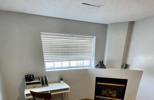 Omaha House | Relaxing 3 bedroom home with workspace!!