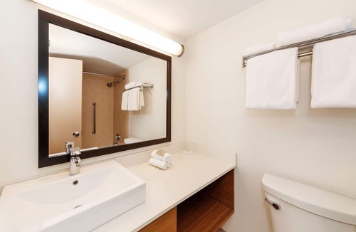 Carteret Hotel | Relaxing Carteret Getaway! Restaurant, Free Parking & Pet-friendly!