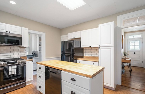 Lawrence House | Relaxing Country Hideaway on the Edge of Lawrence - Minutes to Mass Street!