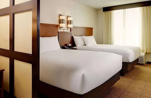 St. Johns Hotel | Relaxing Getaway! Swimming Pool, FREE Parking, Near LBJ Presidential Library!