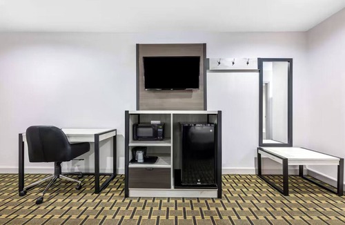 Huntsville Hotel | Relaxing Retreat Near Huntsville Museum of Art-3.0 miles away | Free Parking