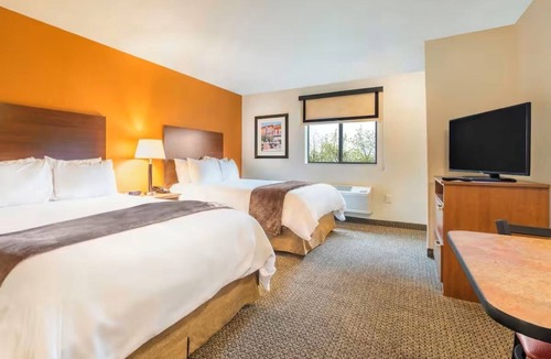 Altoona Hotel | Relaxing Room Close to Adventureland + Prairie Meadows Casino