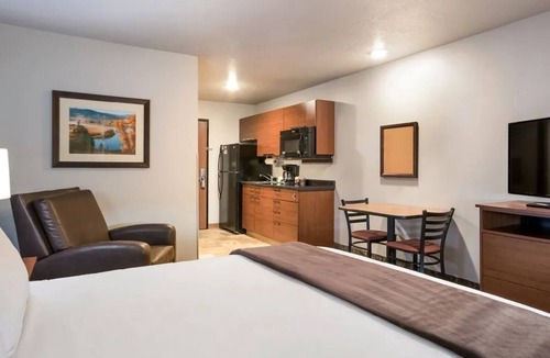 Altoona Hotel | Relaxing Room Close to Adventureland + Prairie Meadows Casino