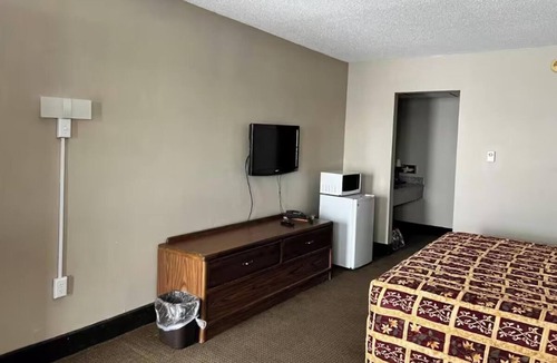 Devils Lake Hotel | Relaxing Room Ideal for Couples & Business Travelers, Parking Included!