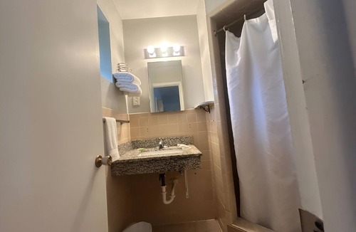 Oskaloosa Hotel | Relaxing Room near Pella, Affordable Stay, Free Parking
