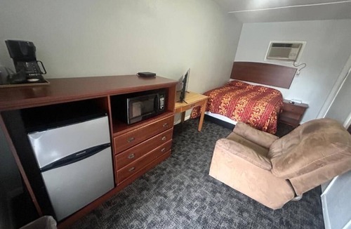 Oskaloosa Hotel | Relaxing Room near Pella, Affordable Stay, Free Parking