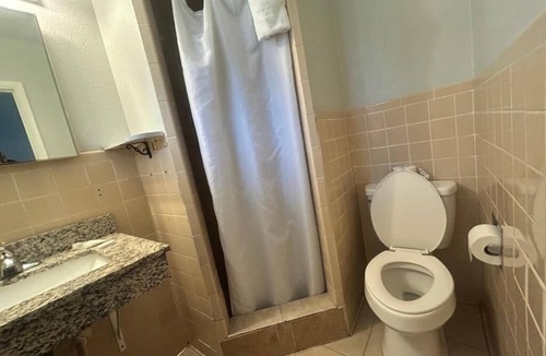 Oskaloosa Hotel | Relaxing Room near Pella, Affordable Stay, Free Parking