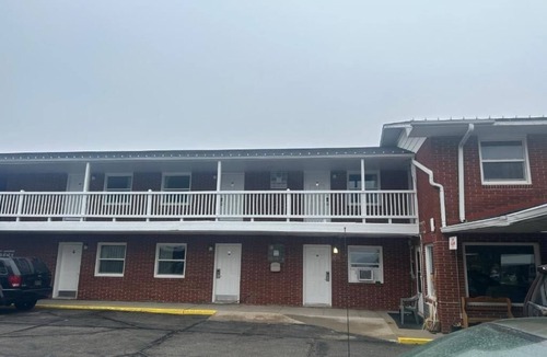 Oskaloosa Hotel | Relaxing Room near Pella, Affordable Stay, Free Parking