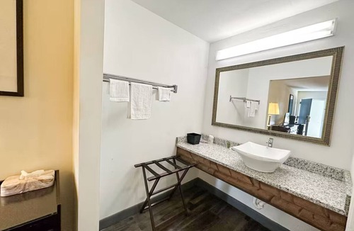 Ridgeway Hotel | Relaxing Room w/Free Parking + Convenient I-77 Location