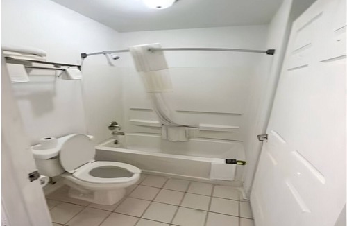 Ridgeway Hotel | Relaxing Room w/Free Parking + Convenient I-77 Location