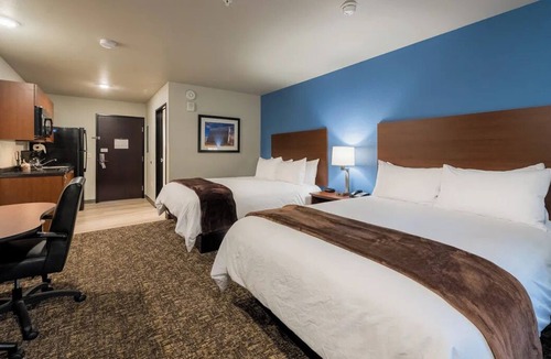 Altoona Hotel | Relaxing Stay Near Des Moines Attractions & Adventureland Park l 3 Rooms