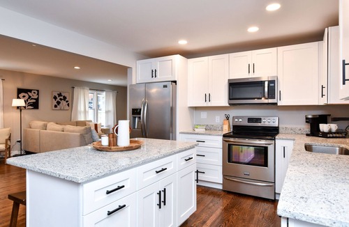 Taylors House | Relaxing White House, Cozy Back Porch, 15 minutes to Downtown