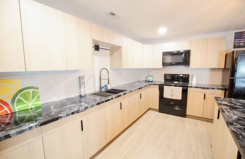 Washburn House | Remodeled flat; Central location in Waterloo! 10 minutes to Allen & Mercy one!