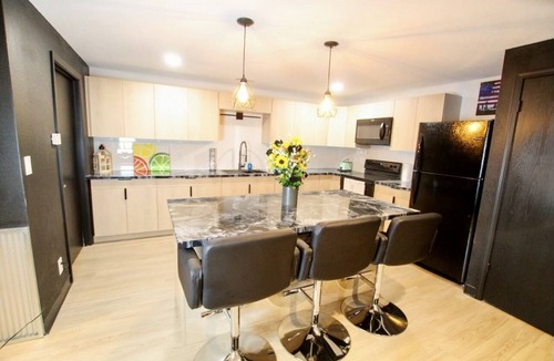 Washburn House | Remodeled flat; Central location in Waterloo! 10 minutes to Allen & Mercy one!