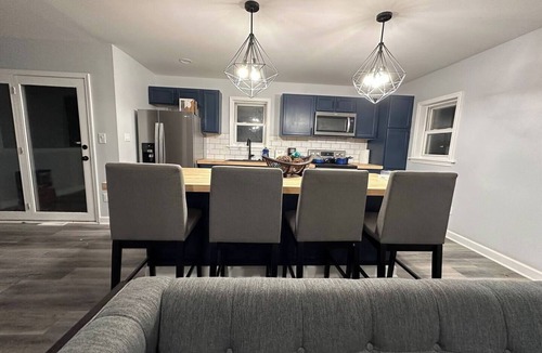 Columbia House | Remodeled Home King Bed Sleeps 8