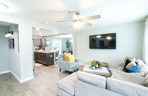 Durham House | Remodeled house, super close to Downtown Durham W/large deck & onsite parking.