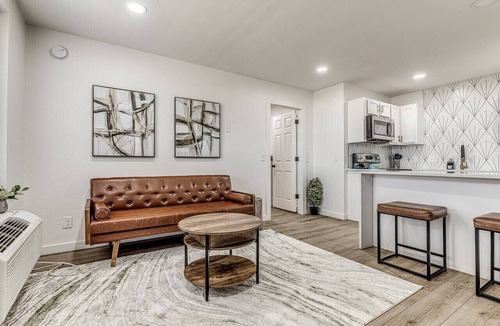 Midtown Apartment | Remodeled Modern 1 Bed