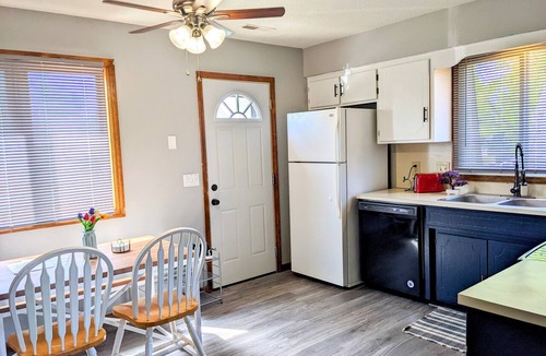 Council Bluffs Apartment | Renovated 2-bed apt, right next to downtown Omaha