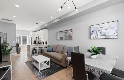 H Street Corridor Hotel | Renovated 2 Level flat+H street corridor+Parking