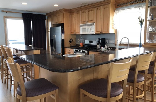 Sea Isle City House | Renovated 2026! 7per HOT TUB, steps2beach-sleeps19, 2mastersBR, body jet showers