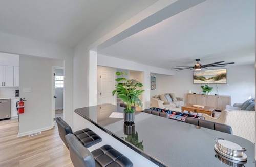 Del Haven House | Renovated 6 Bedroom w Pool, Large Backyard, Walk to Beach, Near Cape May