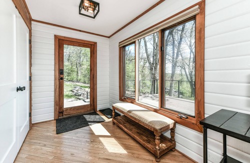 Bluemont House | Renovated 6 BR home w/Mountain Views & hot tub near wineries & breweries