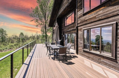 Bluemont House | Renovated 6 BR home w/Mountain Views & hot tub near wineries & breweries