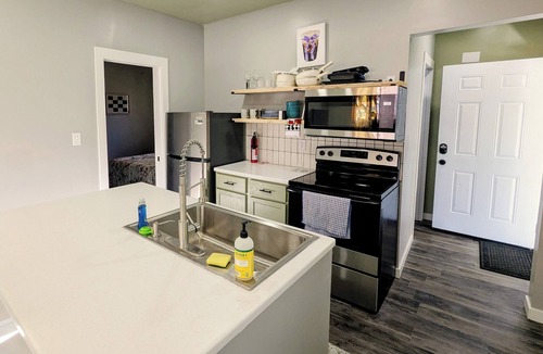 Downtown Omaha Apartment | Renovated Apartment Near UNMC and Midtown Crossing
