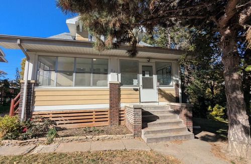 Downtown Omaha Apartment | Renovated Apartment Near UNMC and Midtown Crossing