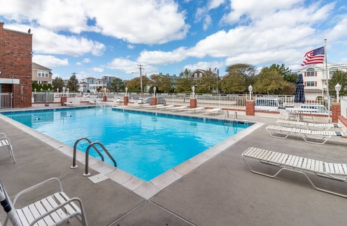 Admiral Estates Condo | Renovated Beach Block Condo now booking 2026!
