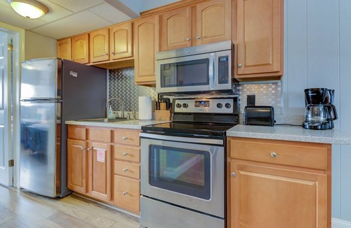 Admiral Estates Condo | Renovated Beach Block W Ocean View & Pool - Now Booking for 2026!