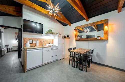 Pinnacles Entrance Badlands Cabin | Renovated Family-Friendly Cabin with Dog-Friendly Amenities Near Wall Drug – Wall, South Dakota