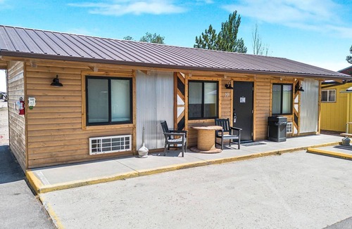 Pinnacles Entrance Badlands Cabin | Renovated Family-Friendly Cabin with Dog-Friendly Amenities Near Wall Drug – Wall, South Dakota