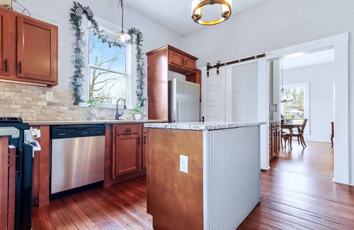 Ball Ground House | Renovated Historic 1910 Home 2 Min.Walk to Downtown Ball Ground & Wedding Venues