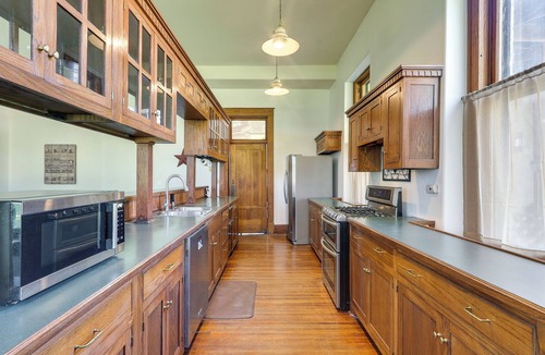 Florence House | Renovated Schoolhouse w/Piano & Private Deck!