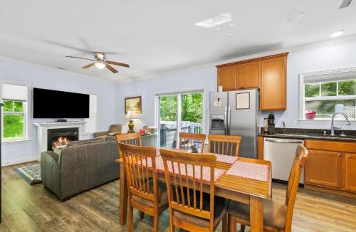 Bryson City Villa | Restful Refuge Creekside Cottage near Downtown Bryson City Close to Polar Express and Deep Creek