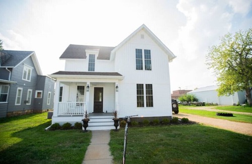 Maquoketa House | Restored Queen Anne Cottagen
