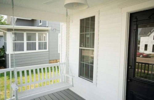 Maquoketa House | Restored Queen Anne Cottagen