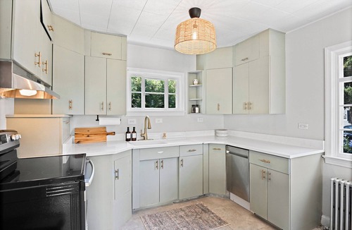 Leesburg's Old and Historic District House | Retreat in Historic Downtown Leesburg - Walkable to Everything!