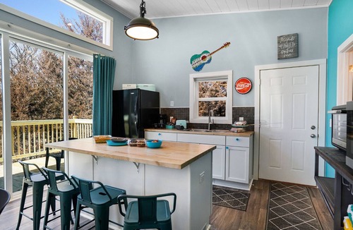 Ashland Cabin | Retro Sundowner Cabin w/Hot Tub. 3 Bedroom & 4 Queen Beds