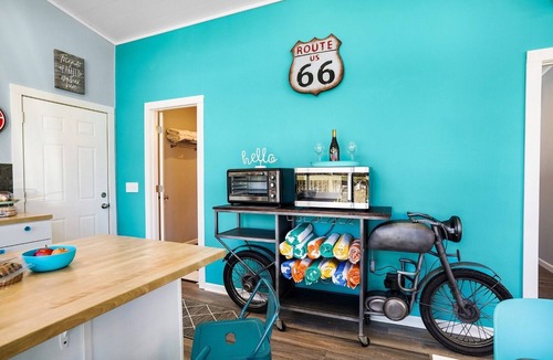 Ashland Cabin | Retro Sundowner Cabin w/Hot Tub. 3 Bedroom & 4 Queen Beds